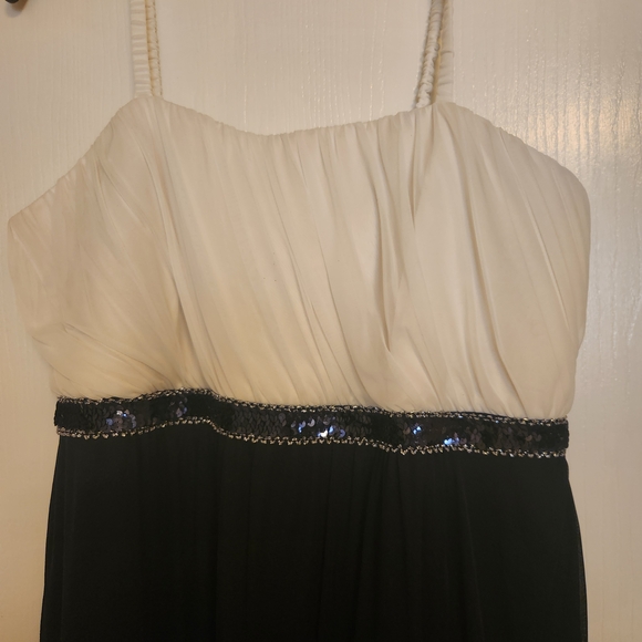 Elegant Black and White Dress with Sequin Detail - Picture 1 of 2